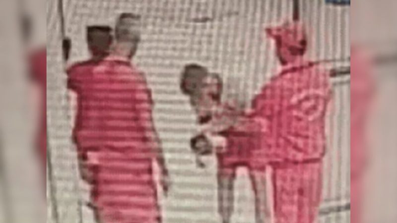 Bebê engasgada é salva em Mongaguá: Guarda-vidas e socorristas carregam um bebê em ambiente de praia, após episódio de engasgo em Mongaguá; VÍDEO.