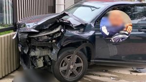 Carro com a frente destruída após colisão, com motor e faróis danificados, em via urbana. Imagem de reportagem sobre Idosa morre atropelada em Santos, com motorista ao volante.