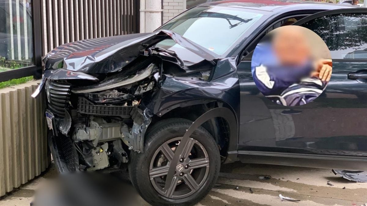 Carro com a frente destruída após colisão, com motor e faróis danificados, em via urbana. Imagem de reportagem sobre Idosa morre atropelada em Santos, com motorista ao volante.