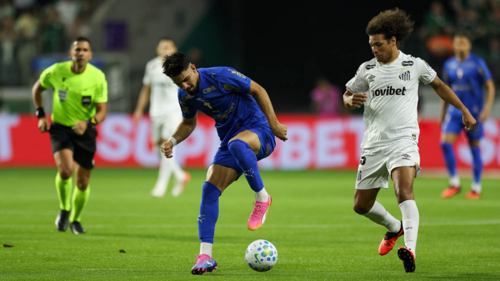Neymar: Jogadores disputam a bola em partida entre Santos e Palmeiras: Flaco López em azul e Willian Arão em branco, em um lance de jogo.