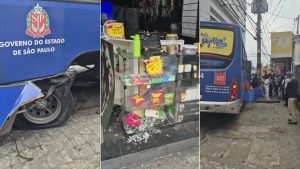 Pneu de ônibus estoura em São Vicente e causa danos no Centro: imagens mostram a lateral do veículo com o pneu/parte atingida, destroços no chão e comércio atingido durante o incidente, com equipes no local.
