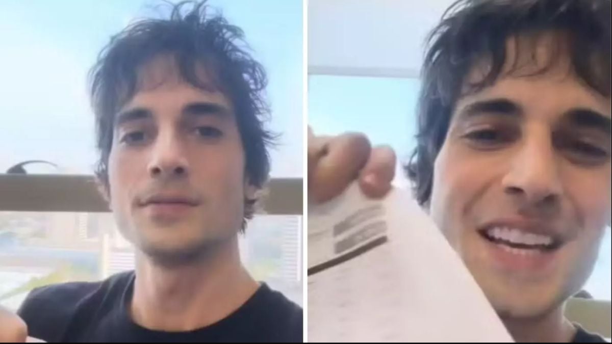 Comparativo de dois autorretratos em vídeo: Fiuk de cabelo escuro e bagunçado enquadrado em ambientes internos, sorrindo na segunda imagem e olhando para a câmera na primeira.