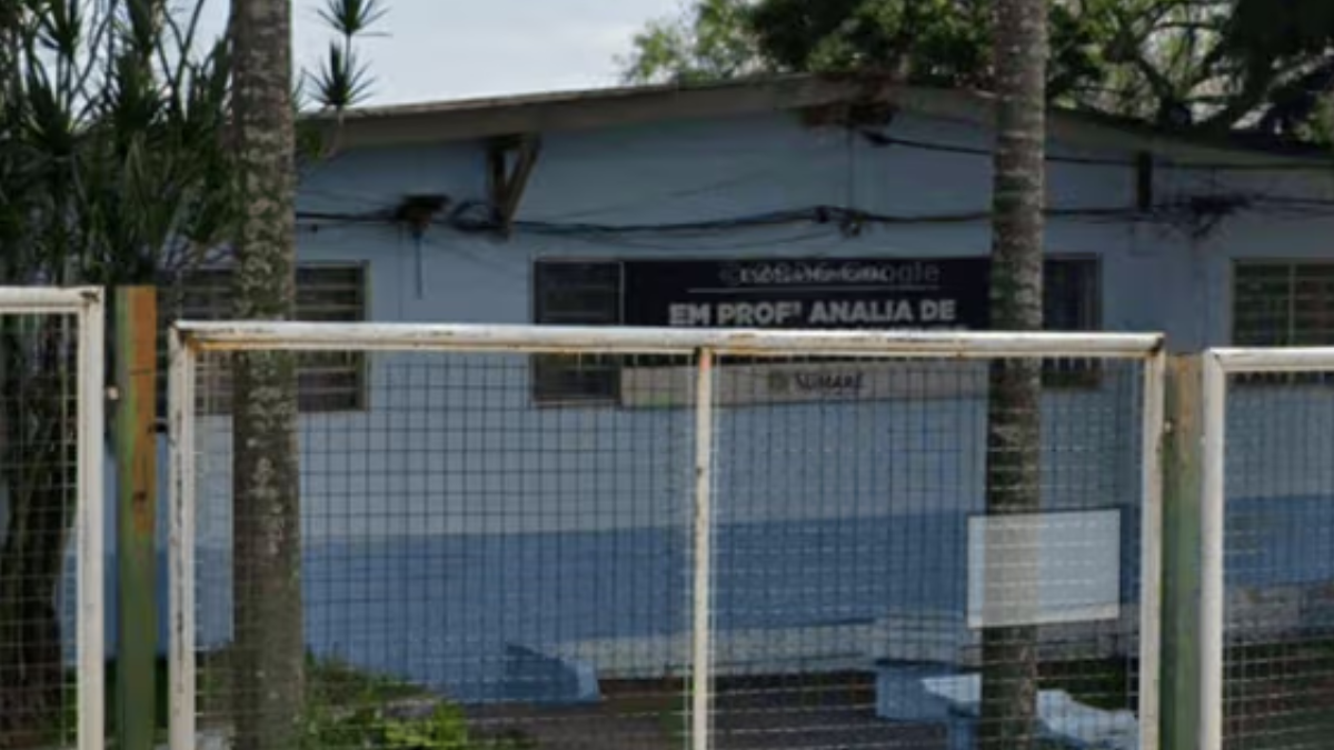 Menino de 10 anos agredido em escola de Sumaré: fachada de escola pública com grade e pátio, cenário associado a denúncia de agressão entre alunos.