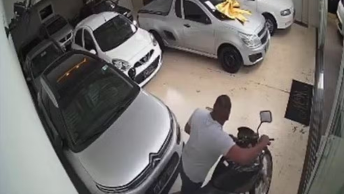 Câmera de segurança registra dupla furta moto de loja em Limeira, onde dois homens aparecem em um pátio com a motocicleta após a ação; VÍDEO.