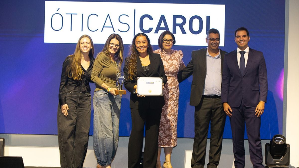Óticas Carol ganha premiação no Top of Mind VTV SBT