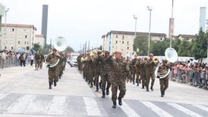 Desfile militar em comemoração à Zona noroeste completa 50 anos, com programação gratuita no fim de semana, reunindo soldados e público em área urbana.