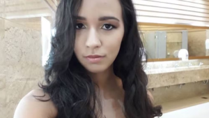 Imagem em foto de rosto de uma mulher jovem, com cabelo longo escuro, em ambiente interno, associada a notícia sobre empresária morta a facadas em Piracicaba.