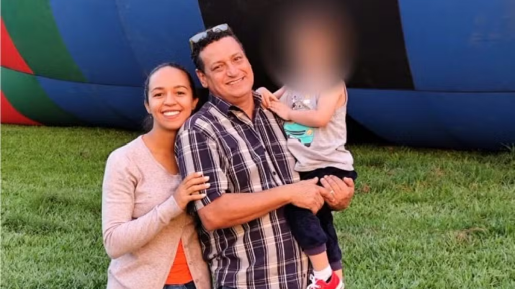 Foto de um casal em área externa, com homem e mulher sorrindo e abraçados, imagem que não mostra violência nem detalhes do caso de empresária morta a facadas em Piracicaba.