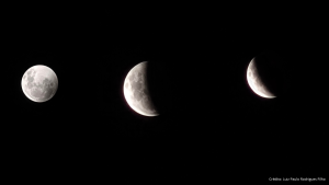 Três fases da lua visíveis no céu escuro: uma lua cheia à esquerda, um quarto parcial central com metade iluminada e um crescente à direita, com brilho suave e fundo preto.