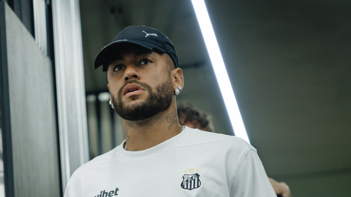 Santos dívida Neymar: Neymar em foto de arquivo com camisa do Santos, em contexto de notícia sobre Santos faz acordo e parcela dívida milionária com Neymar em até 80 meses.