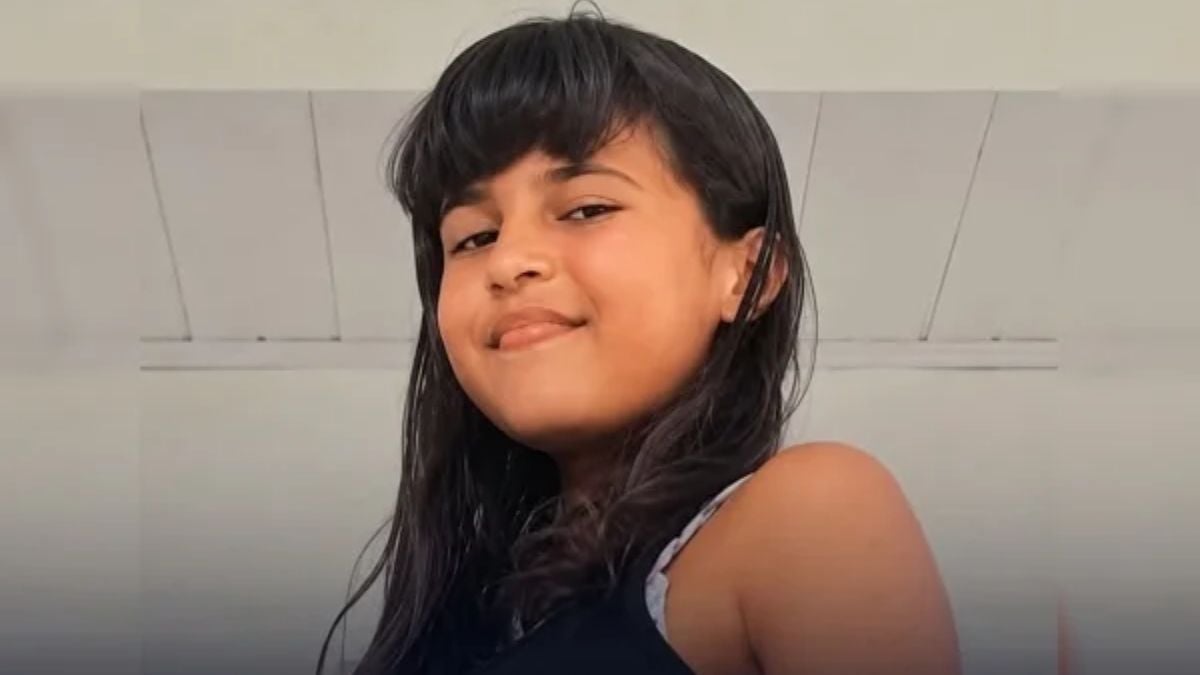 caso Samyra: Samyra, de 10 anos, em foto de rosto sorridente, cabelos longos e escuros, usando roupa escura, em ambiente interno com fundo claro.