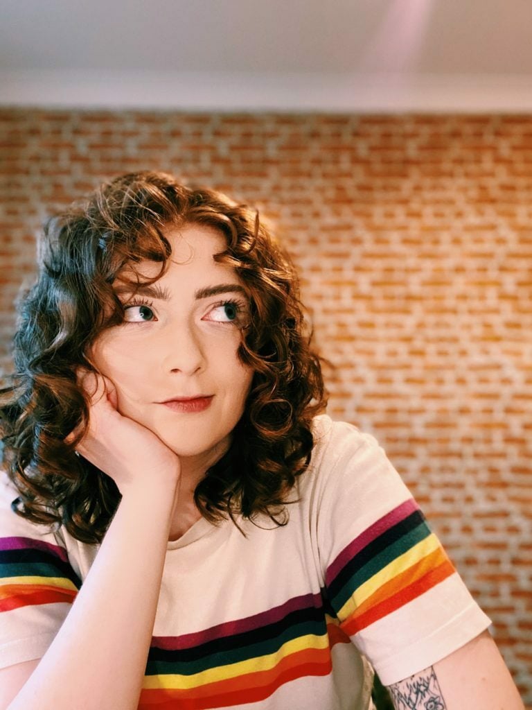 Alice Oseman, criadora de Heartstopper. A autora participa de um encontro no dia 5, às 19h, para falar sobre a série que conquistou leitores em todo o mundo e acaba de ganhar seu sexto e último volume.