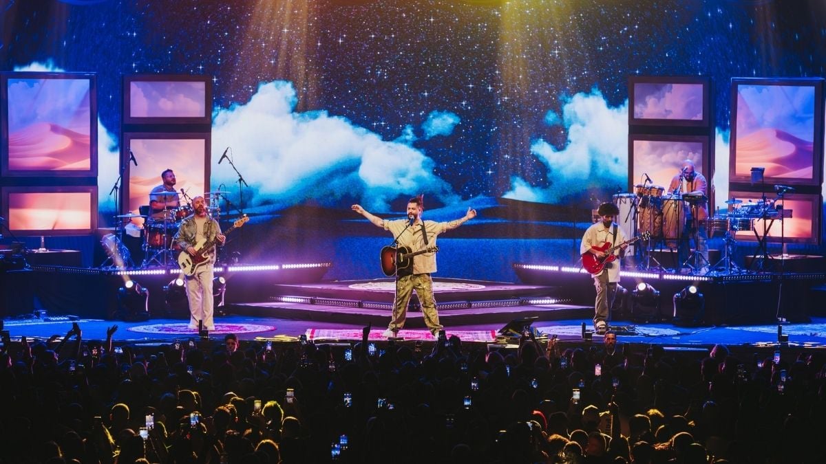 O que fazer em Campinas: Banda Maneva se apresentando em palco em Campinas, com músicos tocando e o público em frente durante o show.