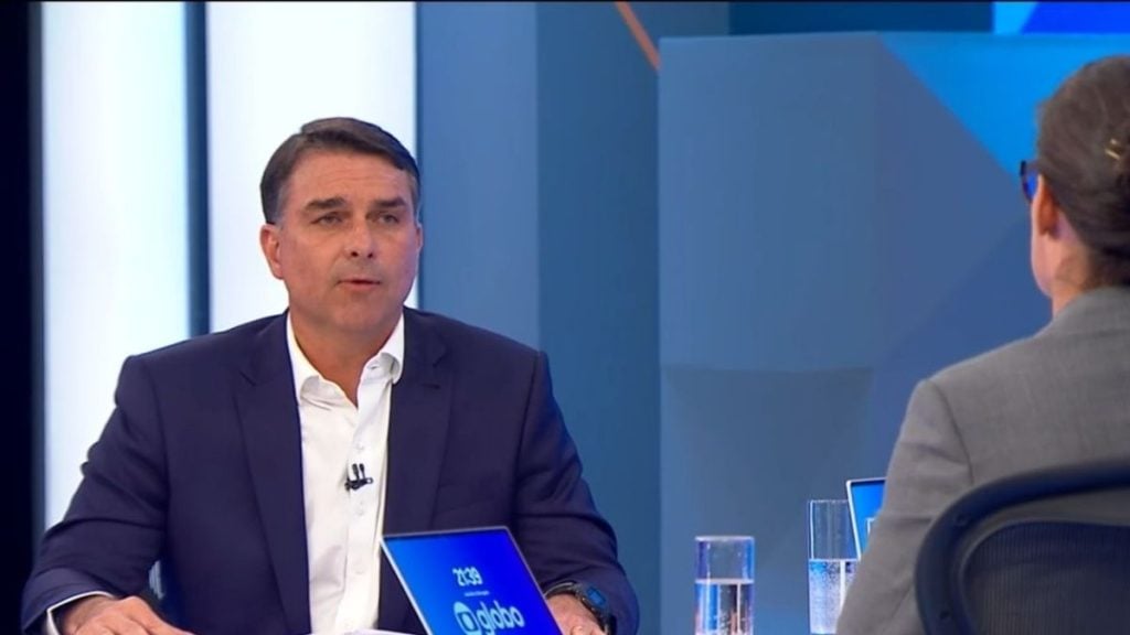 Flávio Bolsonaro participa de sabatina para as eleições de 2026