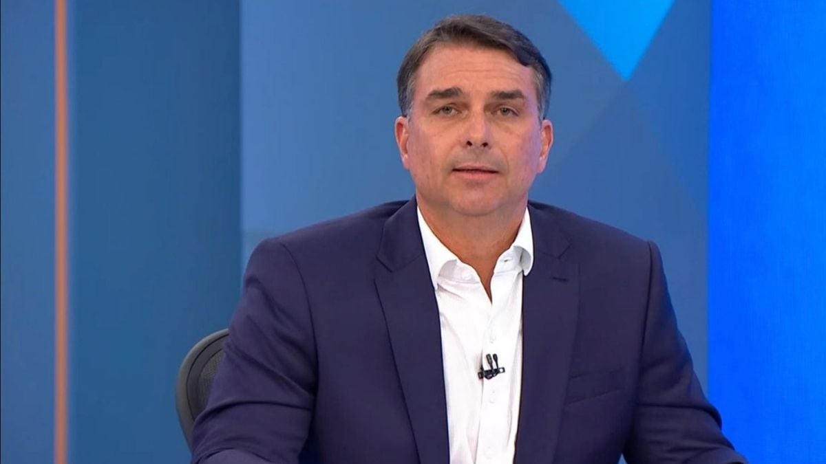 Flávio Bolsonaro participa de sabatina para as eleições de 2026