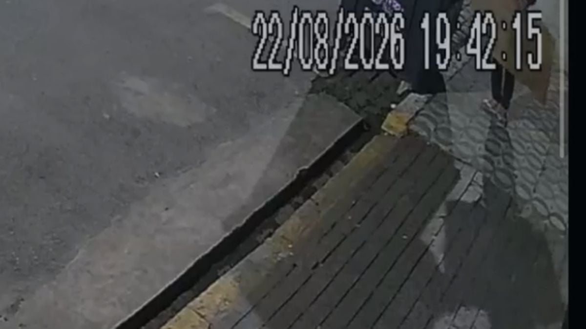 Imagem de uma cena em ambiente industrial, com câmera de segurança apontando para uma área com estrutura metálica e piso de concreto, exibindo marcação de data e hora no topo.