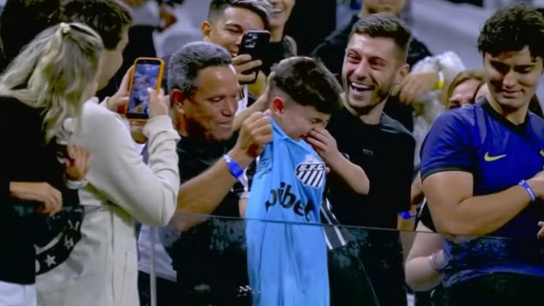 Criança chora após receber camisa de Neymar
