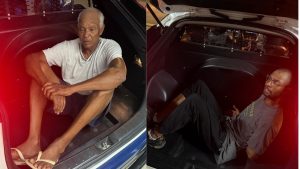 Homem idoso em uma foto dividida, sentado e do lado de fora de um veículo vermelho, com expressão de tensão e postura de quem foi retirado do carro, em cena dramática.