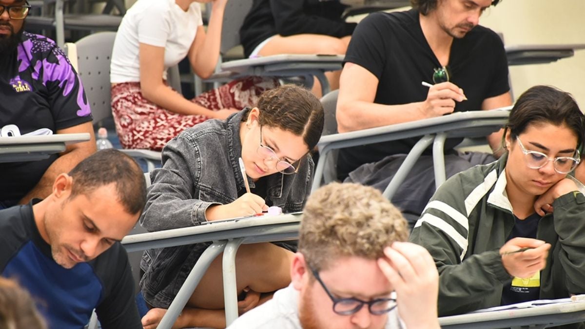 Unicamp inscrição: Candidatos estudam e fazem prova em sala de aula com carteiras, enquanto inscrições para processo seletivo da Unicamp estão em destaque, oferecendo mais tempo para se inscrever