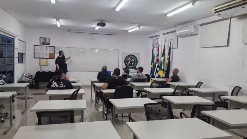 Sala de aula com participantes sentados e um instrutor em pé, em programa de Santa Bárbara d’Oeste voltado à reeducação de autores de violência contra mulheres, Tempo de Superação.