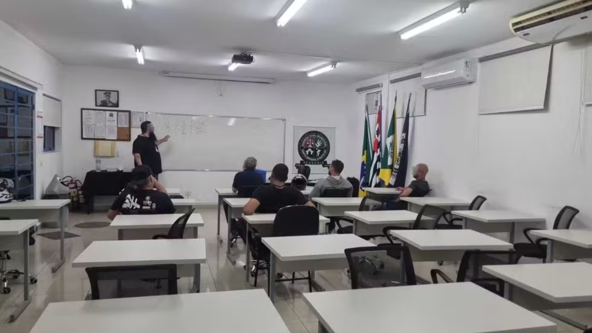 Sala de aula com participantes sentados e um instrutor em pé, em programa de Santa Bárbara d’Oeste voltado à reeducação de autores de violência contra mulheres, Tempo de Superação.