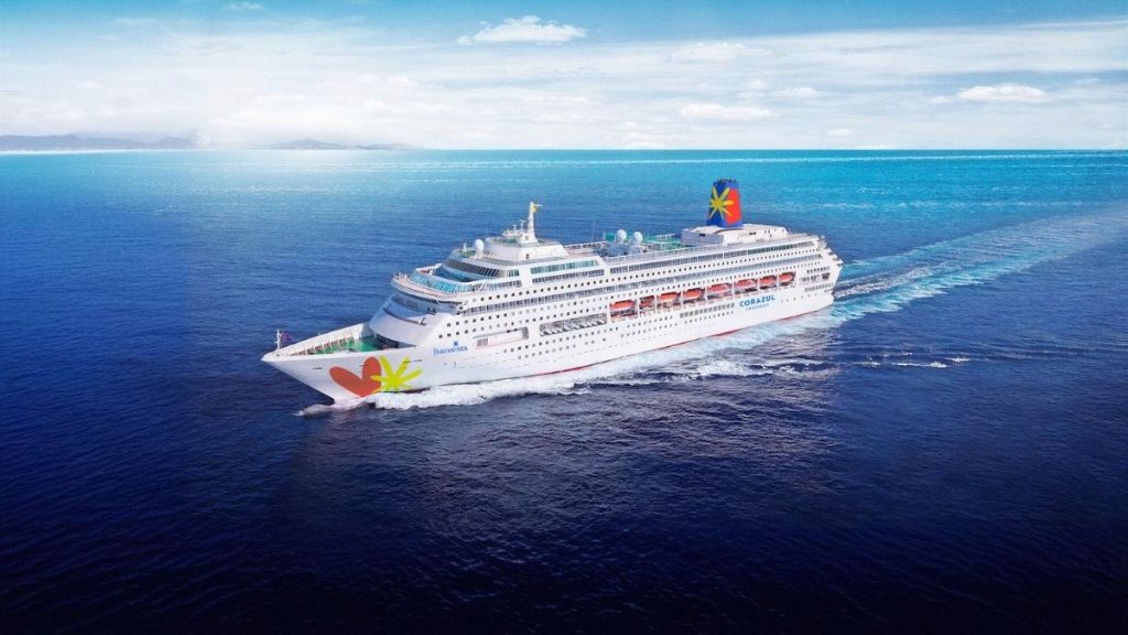 Navio Buenavista da Corazul Cruceros navegando em alto-mar, com vista aérea e céu claro ao fundo, em divulgação de cruzeiros. temporada de cruzeiros 2026/2027