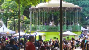 Público em evento ao ar livre em Campinas, com coreto e tendas, em programação gratuita de Setembro em homenagem a Carlos Gomes na Praça Carlos Gomes.