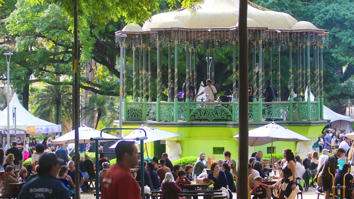 Público em evento ao ar livre em Campinas, com coreto e tendas, em programação gratuita de Setembro em homenagem a Carlos Gomes na Praça Carlos Gomes.