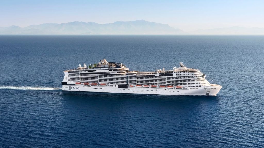temporada de cruzeiros 2026/2027: MSC Virtuosa, navio de cruzeiros da MSC em alto-mar, navegando em um cenário de mar calmo e montanhas ao fundo, destaque da temporada brasileira de estreias.