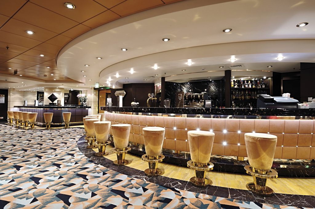Laguna Bar a bordo do MSC Musica, com balcão iluminado e mesas altas em estilo contemporâneo, adequado para a temporada de cruzeiros 2026/2027.