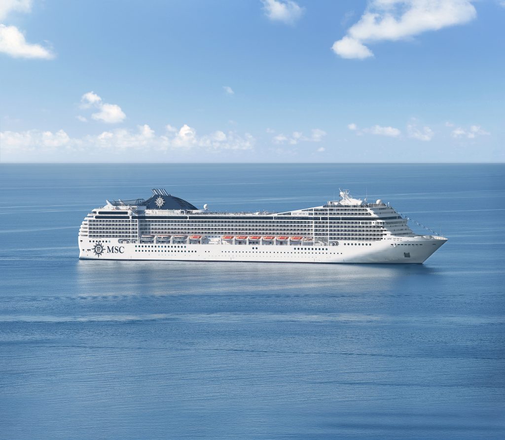 Navio MSC Musica em alto-mar, com mar calmo e céu azul ao fundo, ideal para divulgar a temporada de cruzeiros 2026/2027.