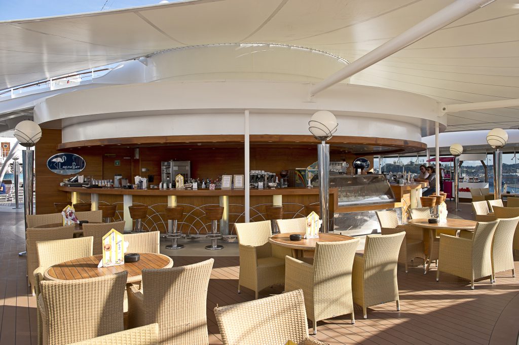 MSC Musica Laguna Bar com mesas e cadeiras ao ar livre, vista para o mar e estrutura do bar em cruzeiro, ideal para temporada de cruzeiros 2026/2027.