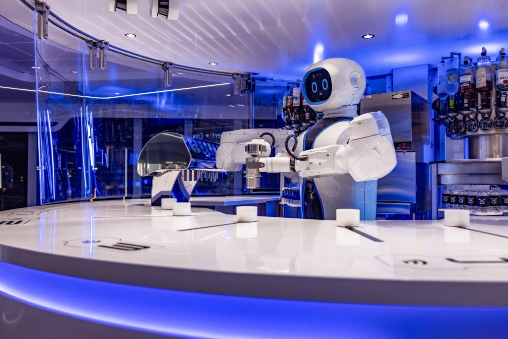 temporada de cruzeiros 2026/2027: MSC Virtuosa, MSC Starship Club: robô branco e área de bar com bebidas e luzes azuis em ambiente futurista, em cabine de entretenimento