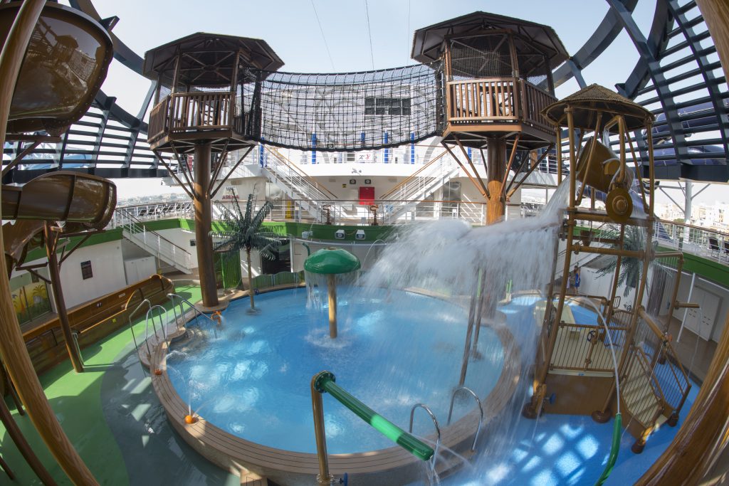 temporada de cruzeiros 2026/2027: MSC Seaview Forest Aquaventure Park: piscina com jatos e brinquedos aquáticos a bordo do navio, mostrando o espaço de diversão infantil e familiar.