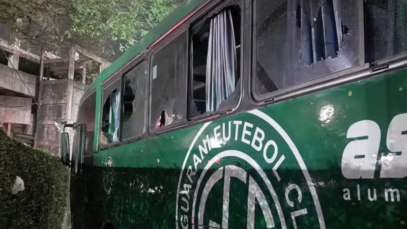 Ônibus do Guarani depredado