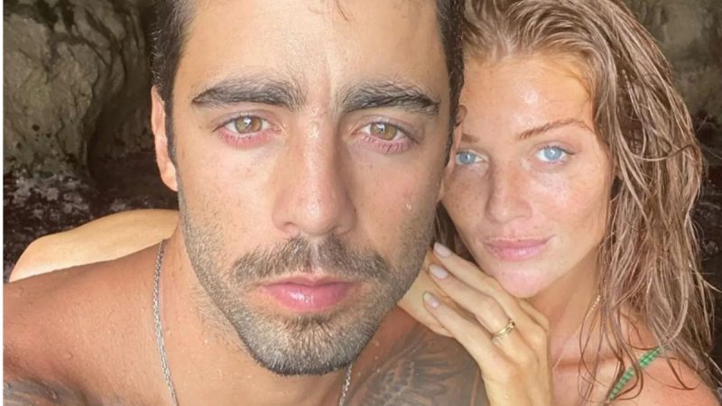 Predo Scooby: Pedro Scooby e Cintia Dicker em foto íntima, com Pedro Scooby em primeiro plano e Cintia ao lado, ambos sorrindo, em contexto de confirmação de término e negação de traição.