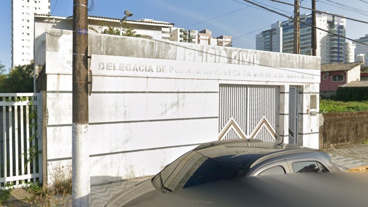 Pai estupro de filhas em Mongaguá: Delegacia de Polícia em Mongaguá com veículo estacionado em frente ao prédio, em imagem relacionada a caso em investigação de abuso sexual contra filhas