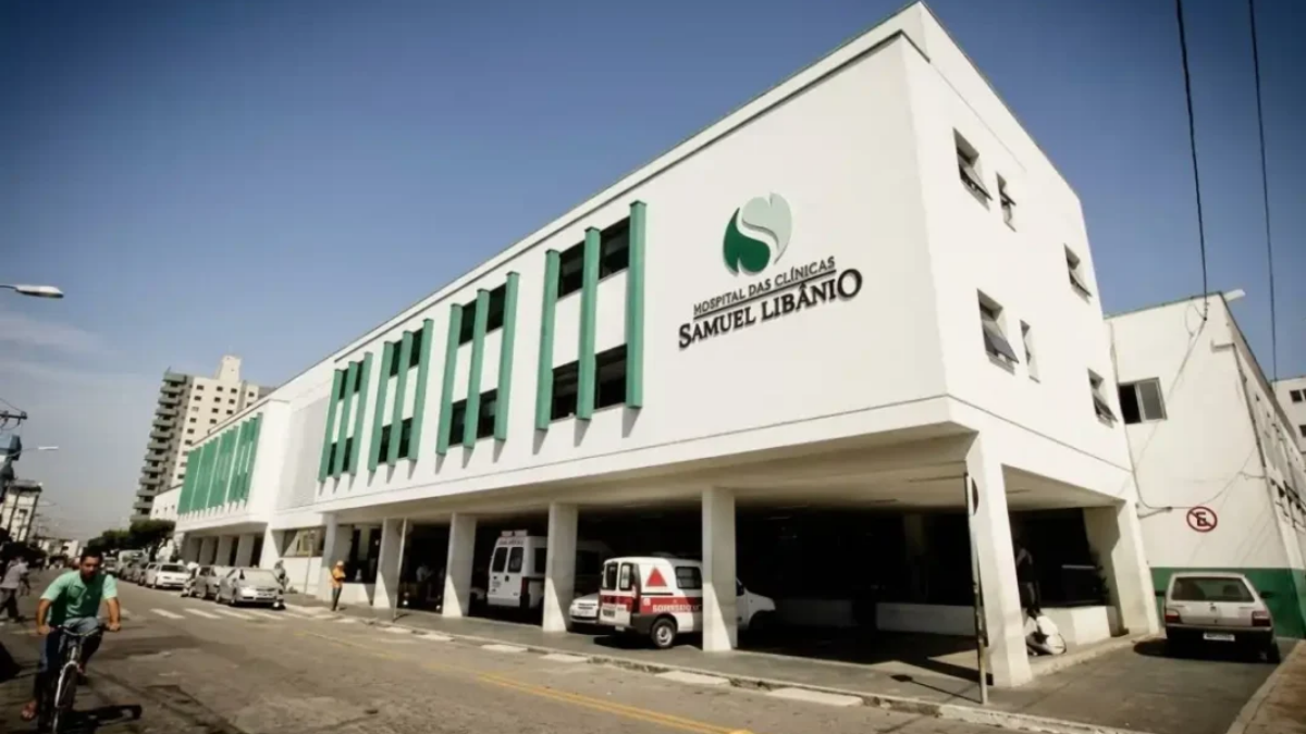 traumatismo craniano em Monte Sião: Hospital Samuel Libânio em Monte Sião, Minas Gerais, visto do lado de fora com ambulâncias na entrada e fachada branca sob céu claro.