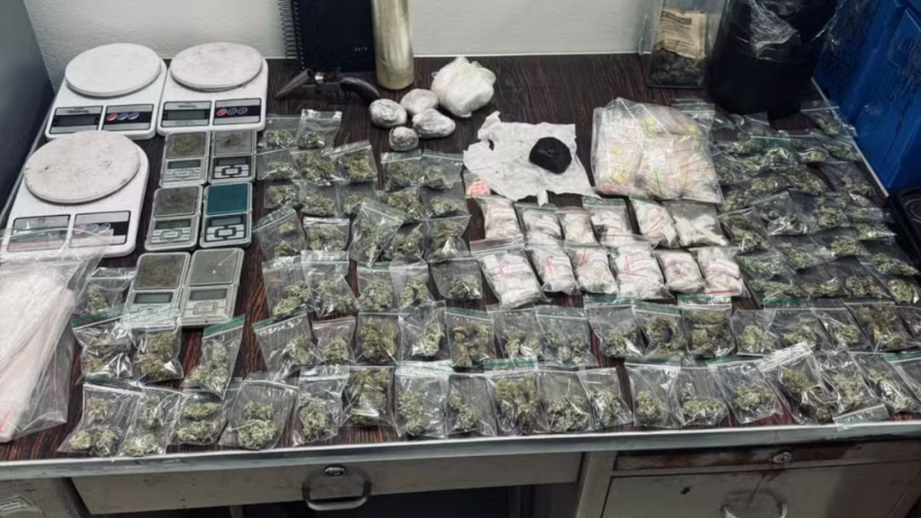 MP e Baep apreendem armas, drogas, celulares e veículos em operação contra agiotagem em Piracicaba. Foto: Polícia Militar de Piracicaba/Baep/Reprodução.