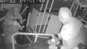 Grupo assalta ônibus no litoral de SP: Vídeo de segurança mostra suspeito no momento da prisão, com imagem desfocada e cena em ônibus no litoral de SP, relacionado ao assalto.