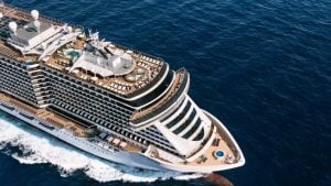 MSC Cruzeiros em Santos: foto aérea de um navio de cruzeiro em alto-mar, com vista do casco e das áreas externas, em matéria sobre a temporada 2026/2027.
