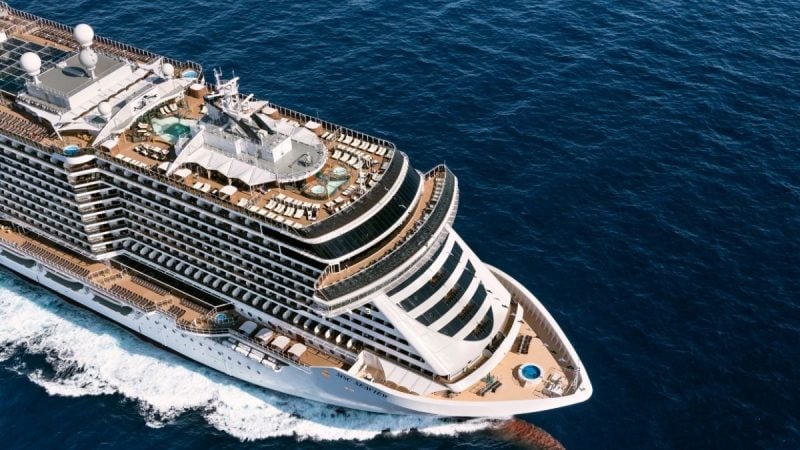 MSC Cruzeiros em Santos: foto aérea de um navio de cruzeiro em alto-mar, com vista do casco e das áreas externas, em matéria sobre a temporada 2026/2027.
