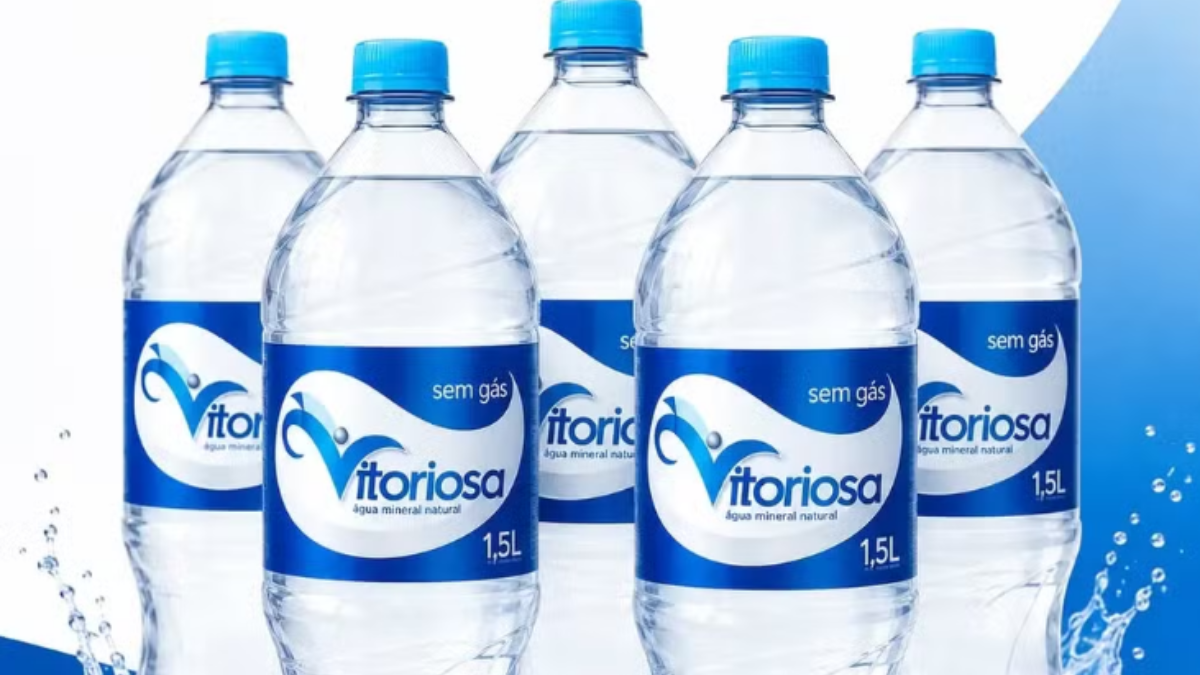 Garrafas de água mineral natural Itoriosa 1,5L com tampas azuis em destaque, ao fundo ilustração de água e bolhas, sem gás.