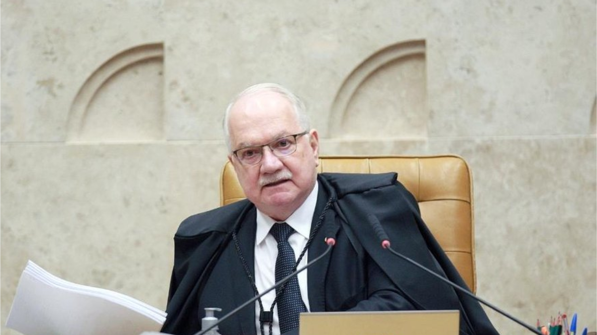vorcaro moraes: Fachin se pronuncia em sessão do STF, em destaque, enquanto anuncia medidas relacionadas às mensagens de Moraes. Foto de um ministro em plenário com microfones e bancada.