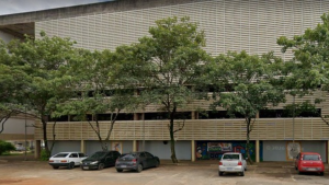 Prédio institucional com fachada de vidro e árvores ao redor, em Campinas, retratando a notícia sobre professor afastado por suspeita de importunação sexual em Campinas após denúncia contra alunas.