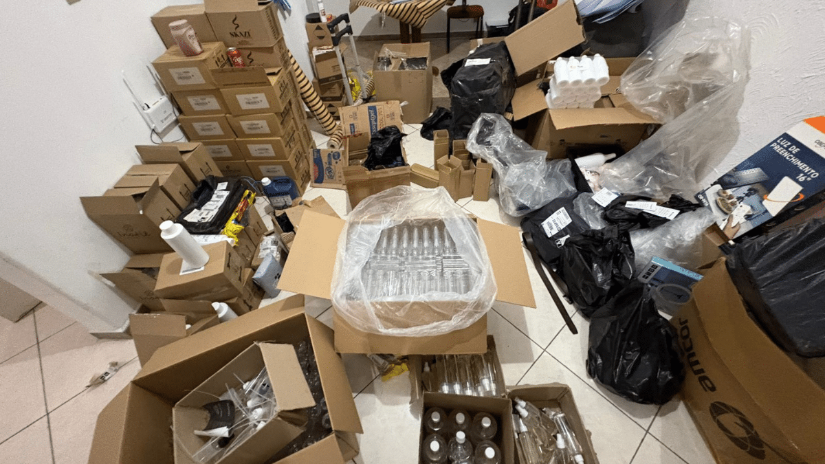 Mulher é presa por fabricar cosméticos clandestinos com batedeira em Campinas