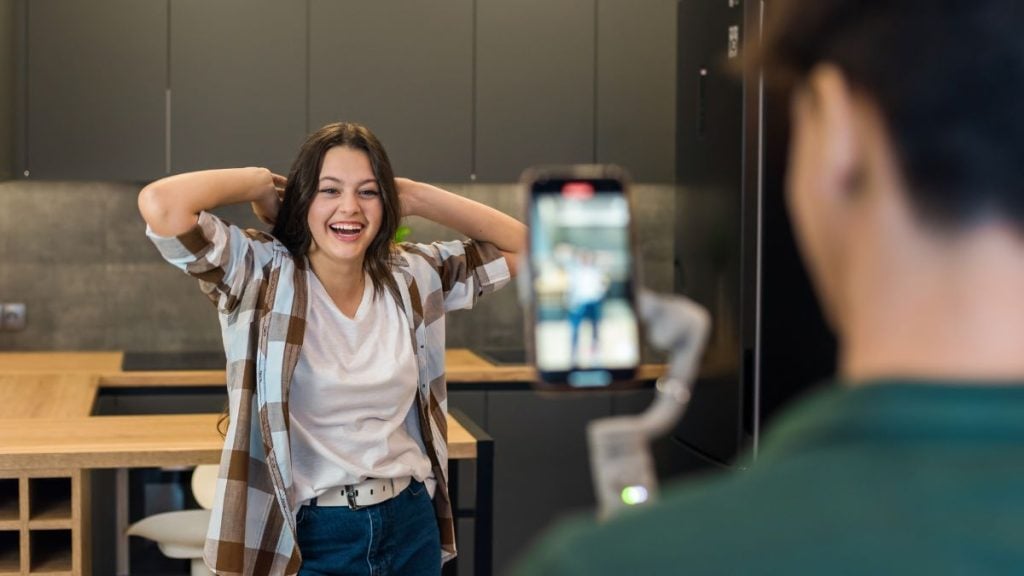 Empresa pode expor funcionário nas redes sociais? Entenda os limites. Foto: Magnific