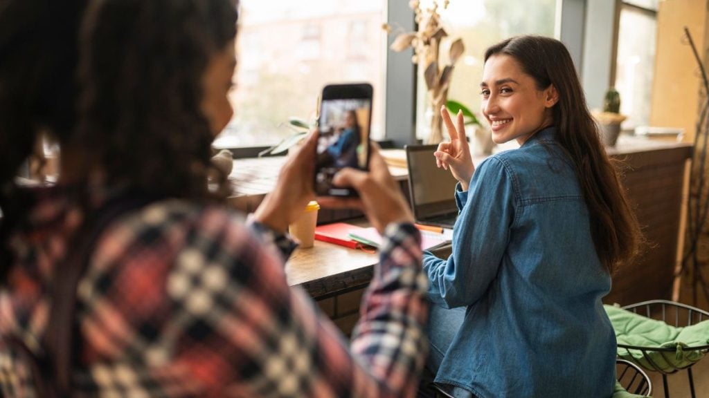 Empresa pode expor funcionário nas redes sociais? Entenda os limites. Foto: Magnific
