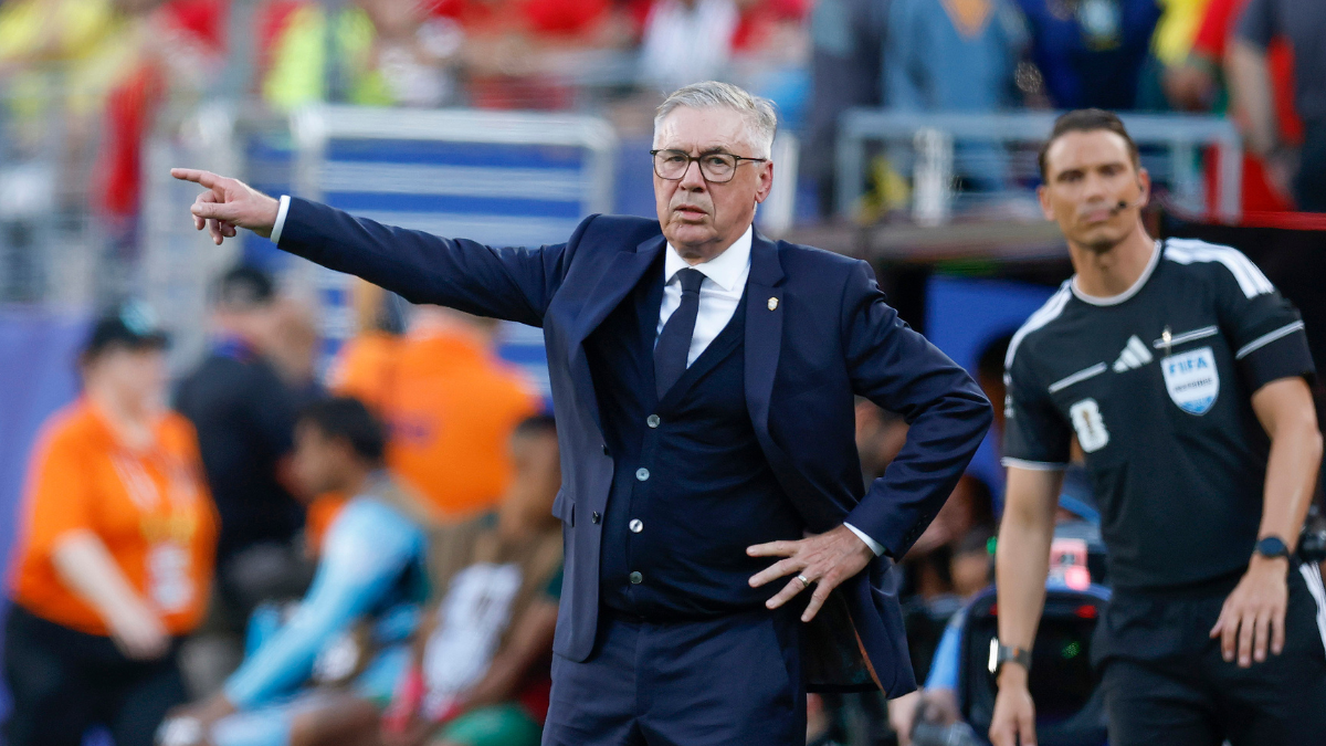 Amistosos da Seleção: Carlo Ancelotti durante partida de futebol, em imagem de bastidores com o técnico gesticulando na área técnica; ao fundo, jogadores em campo. CBF define quando será a primeira convocação de Ancelotti após Copa do Mundo.