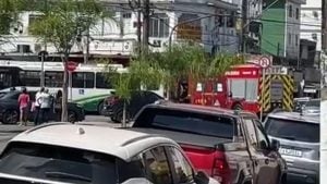 Idosa atropelada em Santos: após acidente, uma ambulância e veículos de resgate atendem na via urbana, com equipes no local e carros parados no trânsito.